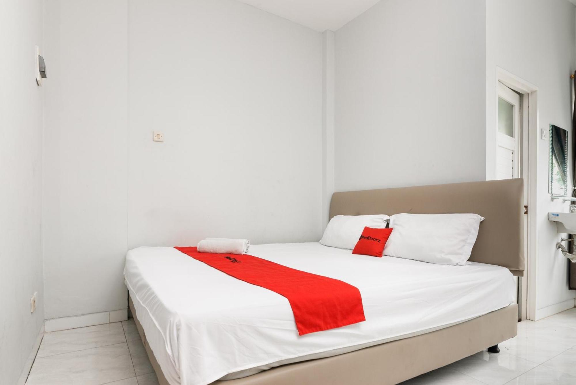Reddoorz Near Mandaya Royal Hospital Puri Hotel Tangerang Exterior foto